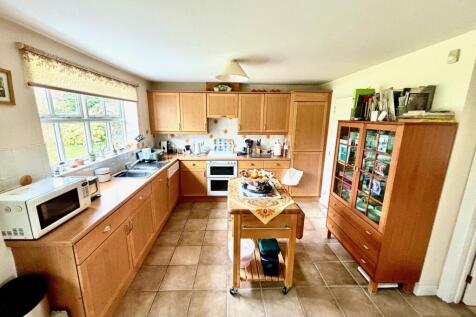 35 Egham Hill KITCHEN