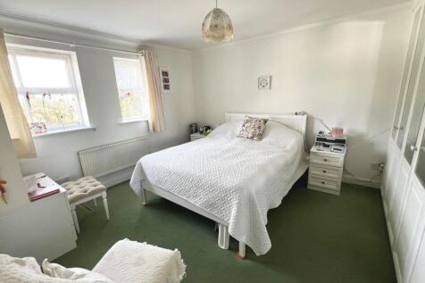 35 Egham Hill B1