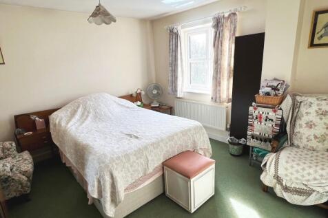 35 Egham Hill B2