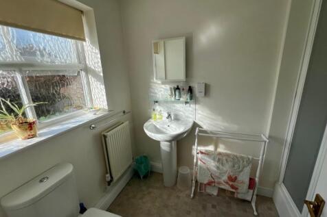 35 Egham Hill En-St 2