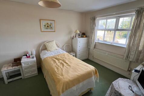 35 Egham Hill B3