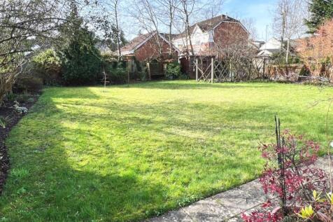 35 Egham Hill Gdn