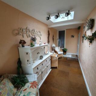 RIGHT-HAND ENTRANCE VESTIBULE/PLAYROOM