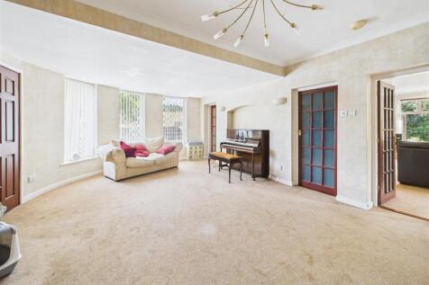 HALL/LIVING ROOM
