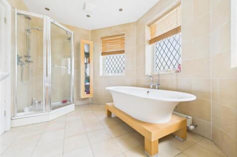 FAMILY BATHROOM/W.C