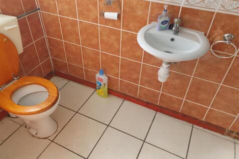 SHOWER ROOM/W.C