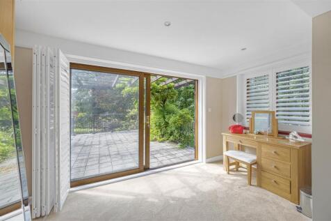 Dressing area to Principle Bedroom