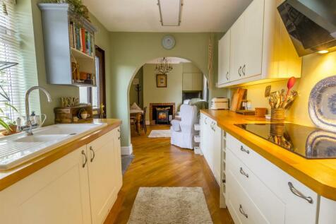 Kitchen (1)-HDR copy.jpg