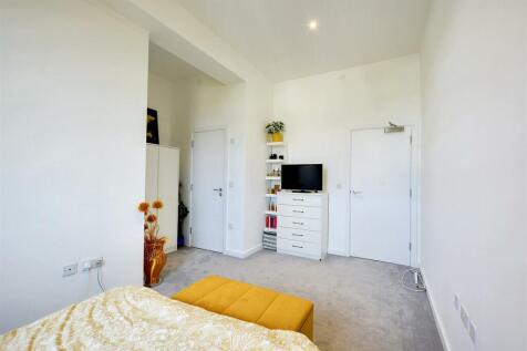 Bedroom 1_2.jpeg
