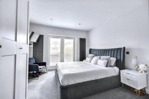 Bedroom 1_2.jpeg