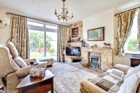 28 Kimberley Road Living Room 1.jpg