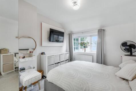 Bedroom 1_1.jpeg