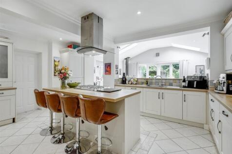 FAMILY DINING KITCHEN - KITCHEN AREA