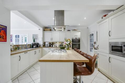 FAMILY DINING KITCHEN - KITCHEN AREA