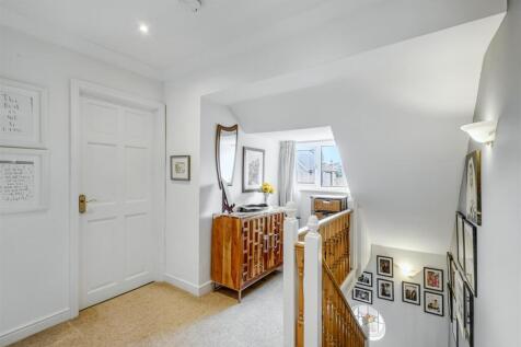 FIRST FLOOR LANDING