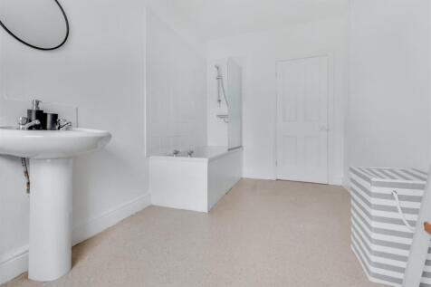 Bathroom_2.jpeg
