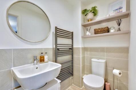 Ensuite Bed One.jpeg