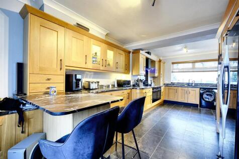 &#34;L&#34; SHAPED FAMILY DINING BREAKFAST KITCHEN