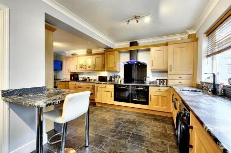 &#34;L&#34; SHAPED FAMILY DINING BREAKFAST KITCHEN