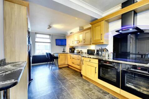 &#34;L&#34; SHAPED FAMILY DINING BREAKFAST KITCHEN