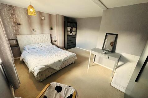 Bedroom 1 2.jpg