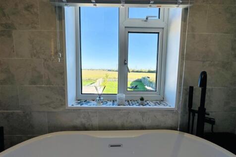 bathroom 1.jpg