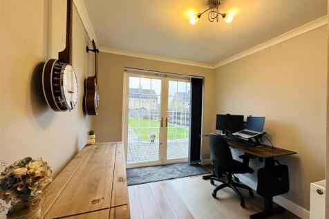 Bedroom 2/ Dining Room