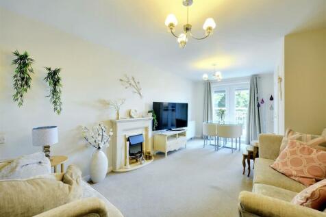 Lounge / Dining Area