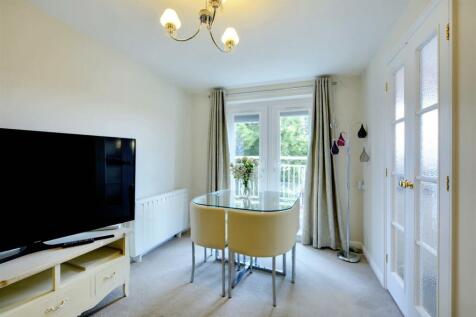 Lounge / Dining Area