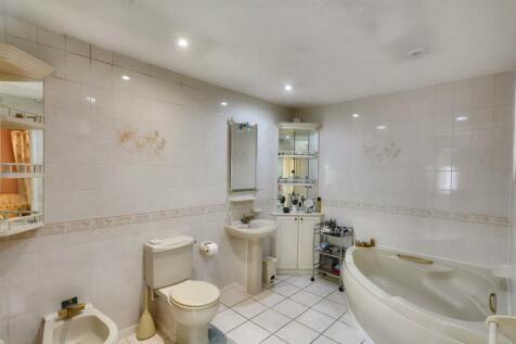 En-Suite Bathroom