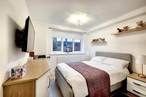 Bedroom 1_1.jpg