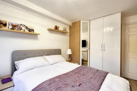 Bedroom 1_2.jpg