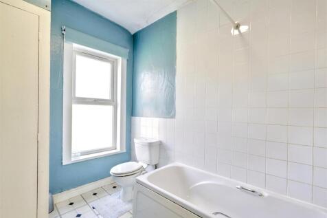 Bathroom 1_2.jpeg