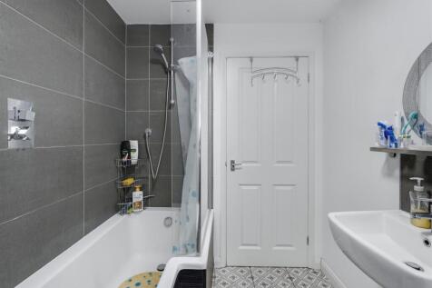 Bathroom 1_2.jpeg
