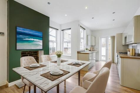 Kitchen_Dinar-1_2 - Dining Room - Standard - 0.jpe