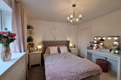 Bedroom 1.jpg