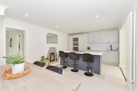 Kitchen/Dining Area