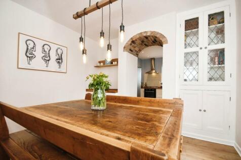 DINING ROOM 02.jpg