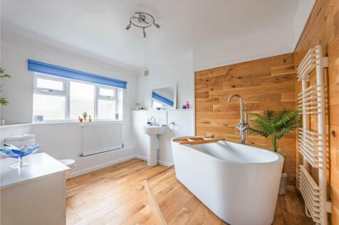 BED 1 BATHROOM ENSUITE 01.jpg