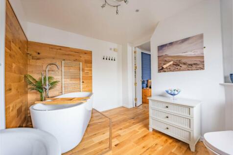 BED 1 BATHROOM ENSUITE 02.jpg