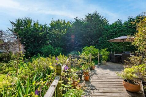 REAR GARDEN 02.jpg
