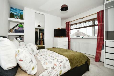 BEDROOM 1 02.jpg