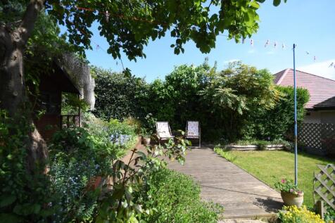 REAR GARDEN 04.JPG