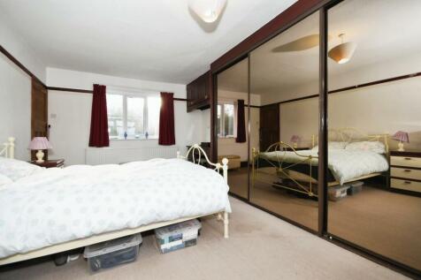 BEDROOM 1 02.jpg