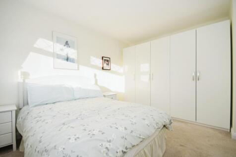 BEDROOM 1 02.jpg