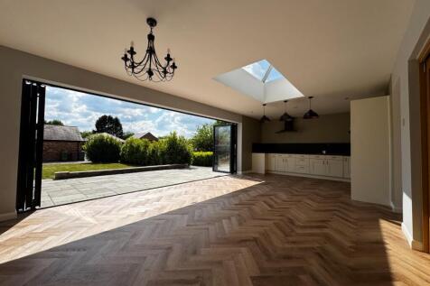 KITCHEN DINER BI-FOLDS.jpg