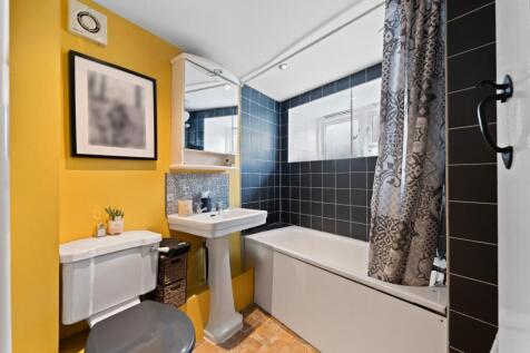 BATHROOM 01.jpg