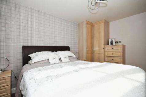 BEDROOM 1 02.jpg