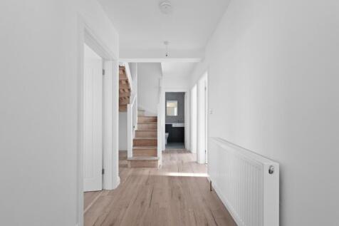 ENTRANCE HALL 01.jpg