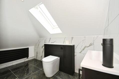 30 SHOWER ROOM.jpg